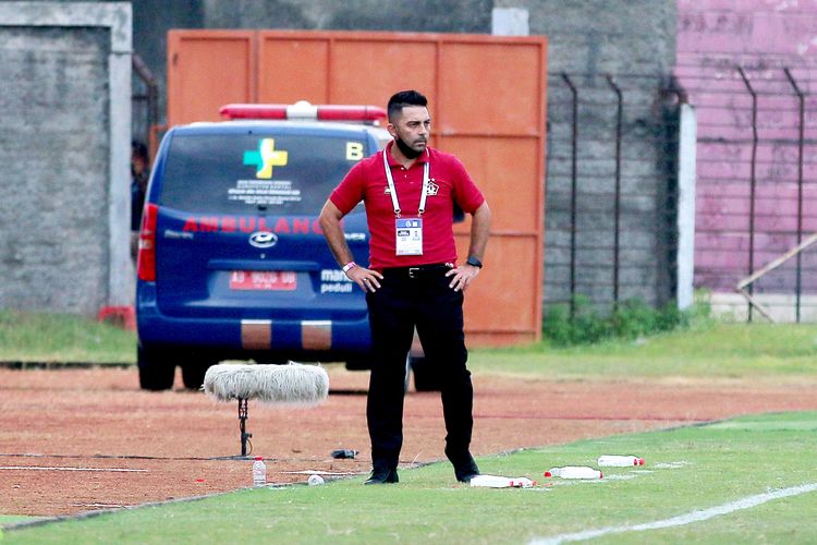 Pelatih Persik Kediri Javier memperhatikan jalannya pertandingan pekan ke-15 Liga 1 2021-2022 melawan Persik Kediri yang berakhir dengan skor 2-0 di Stadion Sultan Agung Bantul, Jumat (02/12/2021) sore