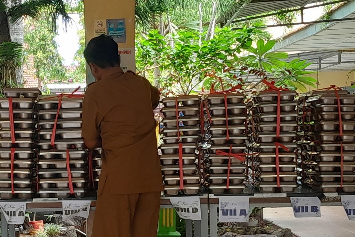 MBG berjalan normal di SMP Negeri 3 Wates, Kapanewon Wates, Kabupaten Kulon Progo, Daerah Istimewa Yogyakarta. Sebelumnya, keracunan massal sempat terjadi di sekolah ini pada akhir Juli 2025 lalu.