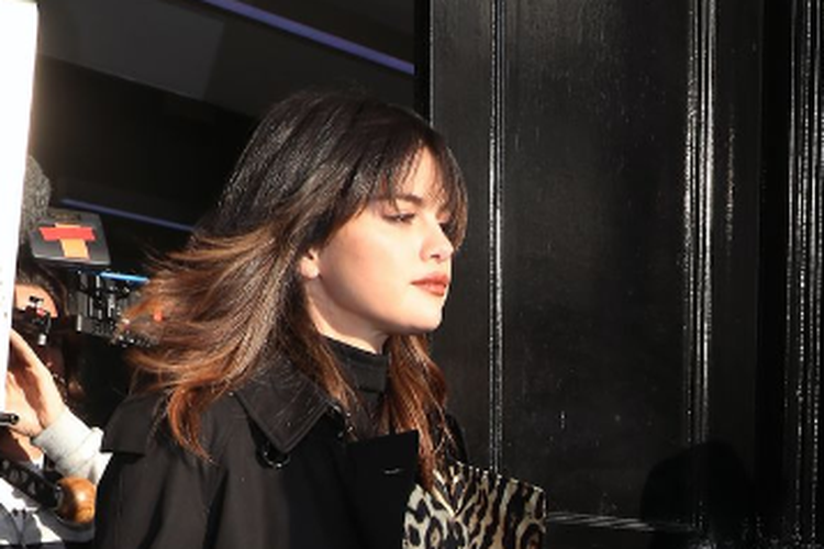 Selena Gomez dengan tatanan rambut barunya saat terlihat di London, Inggris