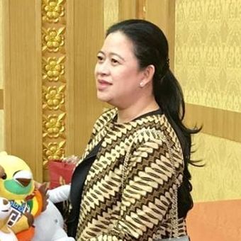  Puan Maharani selaku ketua rombongan menyampaikan cinderamata Kaka, Atung, dan Bhin bhin, maskot Asian Games ke-18 Tahun 2018