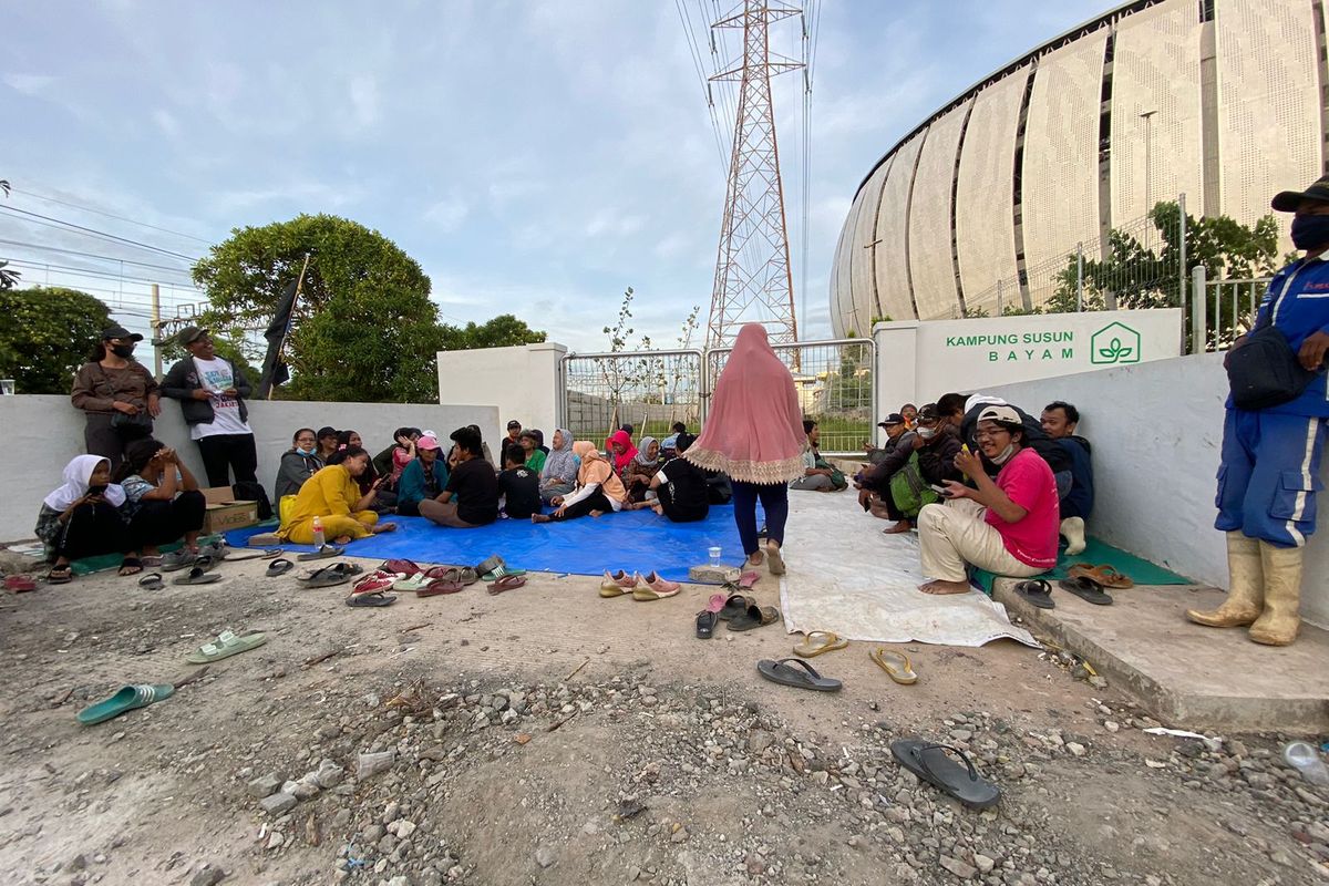 Warga Kampung Bayam kembali mendatangi Kampung Susun Bayam di Tanjung Priok, Jakarta Utara pada Selasa (22/11/2022). Mereka meminta kejelasan terkait kapan akan direlokasi ke rumah susun (rusun) tersebut. 