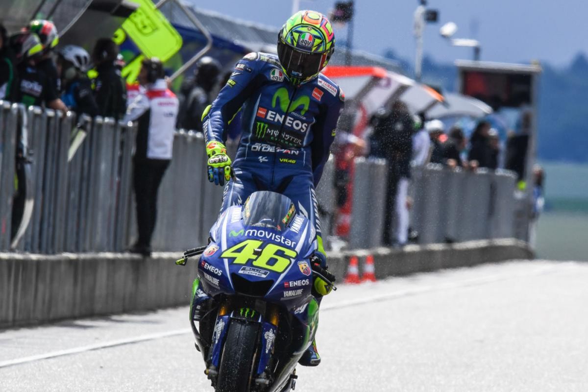 Pebalap Movistar Yamaha MotoGP asal Italia, Valentino Rossi, meninggalkan pit lane untuk menjalani sesi kualifikasi GP Jerman di Sachsenring, Sabtu (1/7/2017).