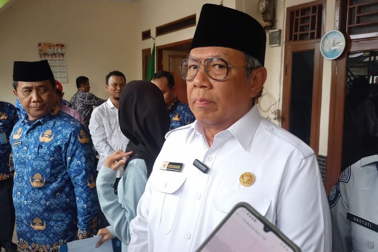 Wali Kota Tangerang Selatan Benyamin Davnie saat ditemui di Serpong Utara, Selasa (9/5/2023). Benyamin meminta Dishub melakukan ramp check kendaraan peziarah imbas kecelakaan bus peziarah Tangsel, di Wisata Guci, Kabupaten Tegal, Jawa Tengah.