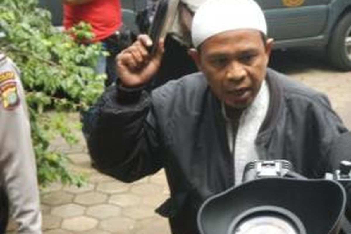 Jamal mengaku anggota Mujahidin Indonesia datang ke RS Polri, Kramat Jati, Jakarta Timur, ikut mendampingi keluarga terduga teroris. Dia berorasi di depan rumah sakit.