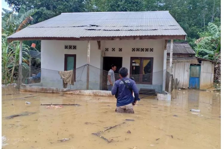 Sungai Riko yang melintasi Kelurahan Riko dan Desa Bukit Subur, Kecamatan Penajam, Kabupaten Penajam Paser Utara, Kalimantan Timur, meluap setelah hujan lebat turun sekitar enam jam pada Selasa (18/2/2020).