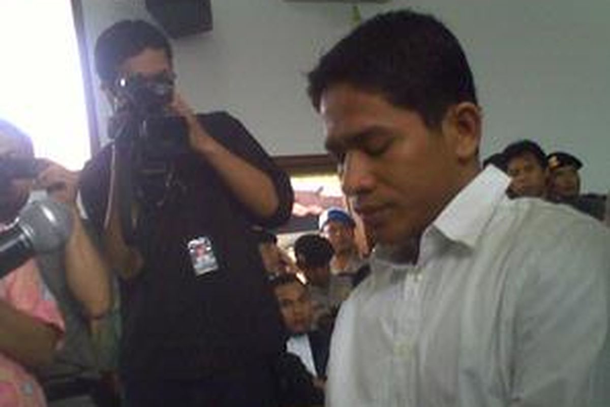 Daniel Daen Sabon salah satu tersangka pembunuhan Direktur PT Putra Rajawali Banjaran sebelum sidang di Pengadilan Negeri Tangerang, Selasa (18/8). Daniel didakwa menjadi eksekutor alias penarik pelatuk pistol revolver sehingga dua peluru dan dua butir anak peluru menembus kepala Nasrudin Zulkarnaen.