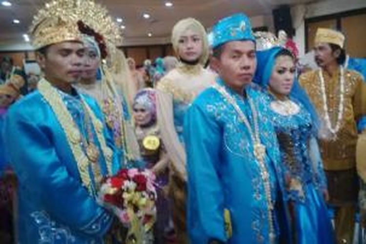 Resepsi massal pasangan suami isteri di Surabaya