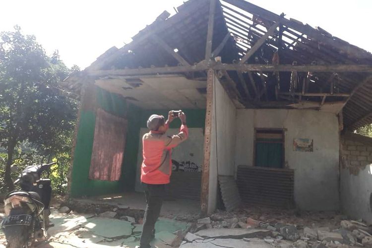 Sejumlah rumah mengalami kerusakan di Kecamatan Pamijahan, Kabupaten Bogor, Jawa Barat, Rabu (11/3/2020).