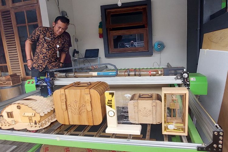Jarot Wahyu Wibowo mengecek pembuatan kerajinan laser cutting
