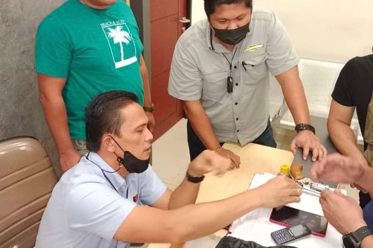 Tim Jatanras Direktorat Reserse Kriminal Umum (Ditreskrimum) Polda Riau memeriksa pengirim paket berisi senjata api dari Pekanbaru tujuan Bengkalis.