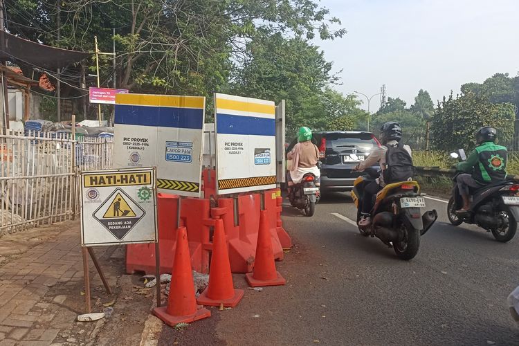 Salah satu proyek galian pipa air di Jalan TB Simatupang, Jakarta Selatan, Rabu (20/8/2025) 