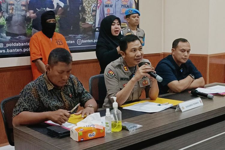 Ditreskrimum Polda Banten memperlihatkan tersangka penipuan dan penggelapan proyek fiktif di Cilegon Banten