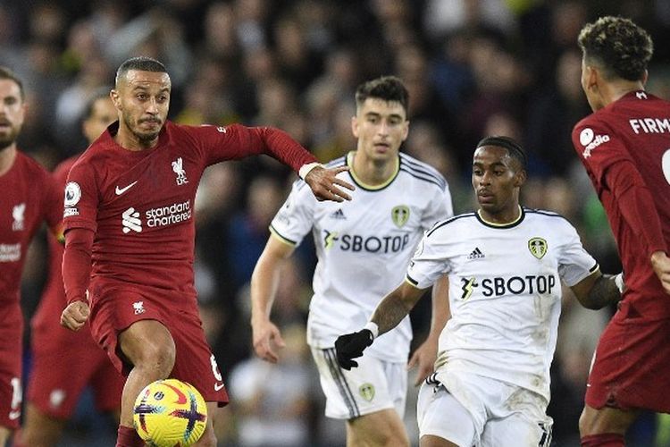 Gelandang Liverpool, Thiago Alcantara, beraksi dalam duel Liga Inggris 2022-2023 melawan Leeds di Stadion Anfield, 29 Oktober 2022. Laga Liverpool vs Leeds berakhir dengan skor 1-2 buat kemenangan tim tamu. Terkini, laga Leeds vs Liverpool bakal tersaji pada pekan ke-31 Liga Inggris.