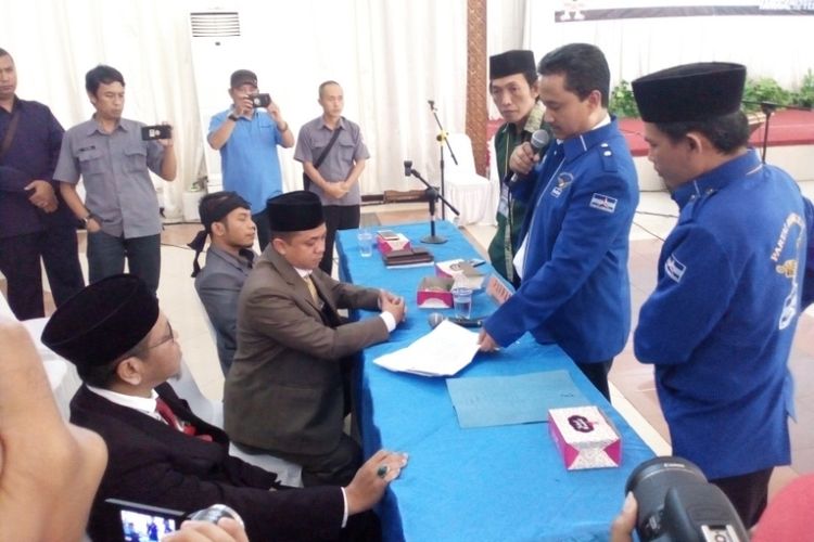 Bidang Advokasi tim pemenangan Agus-Imas menyampaikan bukti laporan bentuk-bentuk pelanggaran yang terjadi dalam Pilkada Garut dalam rapat pleno penetapan calon