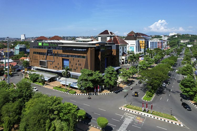 ibis Styles Semarang Simpang Lima resmi dibuka. Hotel ini merupakan milik dari Accor, bekerja sama dengan PT. Mega Hotel Lestari. 