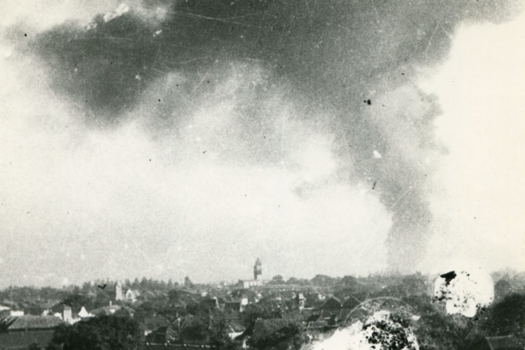 Bandung Lautan Api akibat pemboman oleh pesawat perang Inggris.