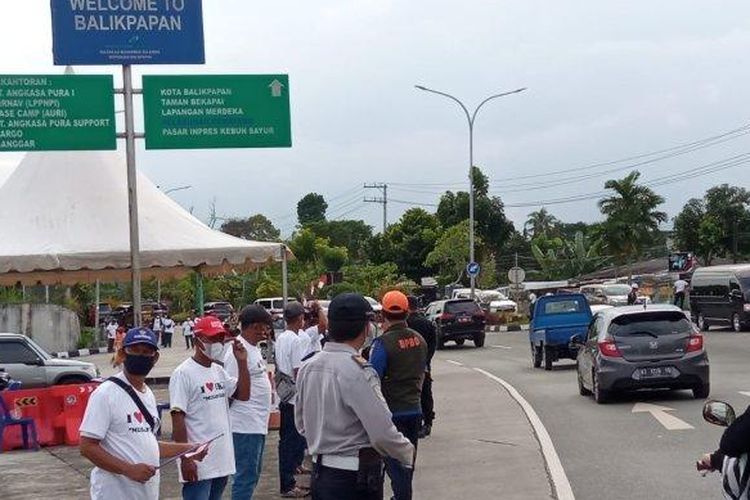 Sejumlah masyarakat dengan kompak mengenakan oblong putih bertuliskan I Love IKN Nusantara berdiri menyambut kedatangan Presiden RI Joko Widodo, Minggu (13/3/2022) sore.TRIBUNKALTIM.CO/MOHAMMAD ZEIN RAHMATULLAH 