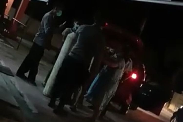 Tangkapan layar video peristiwa percobaan perampasan tabung oksigen di Puskesmas Sukamaju oleh seorang pria dengan sarung merah, di Lampung, Rabu (7/7/2021) pukul 01.00 WIB. Pria tersebut kemudian terlibat adu mulut dengan nakes dan polisi.