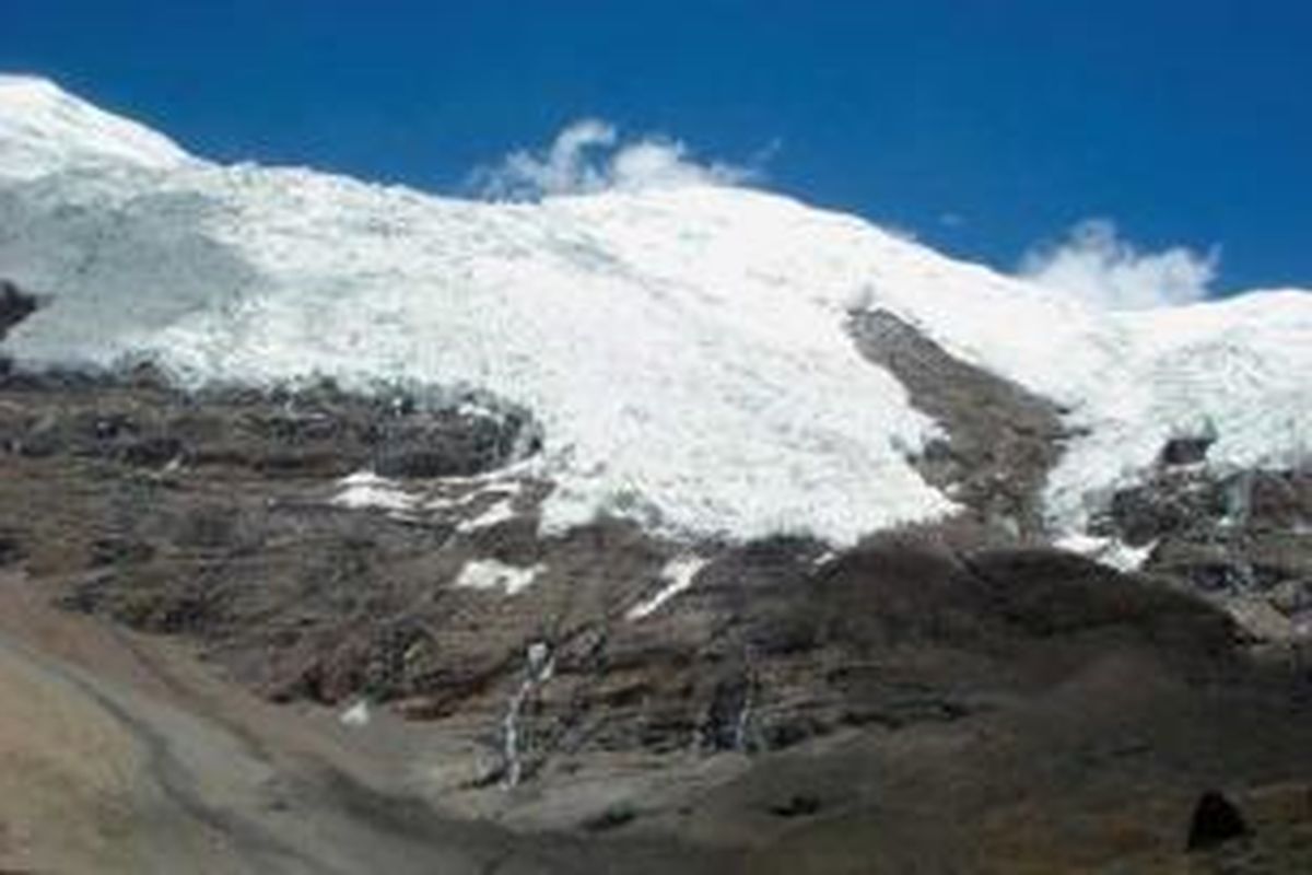 Karena letaknya di dataran tinggi, nyaris hampir semua bukit di Tibet diselimuti salju pada musim dingin.