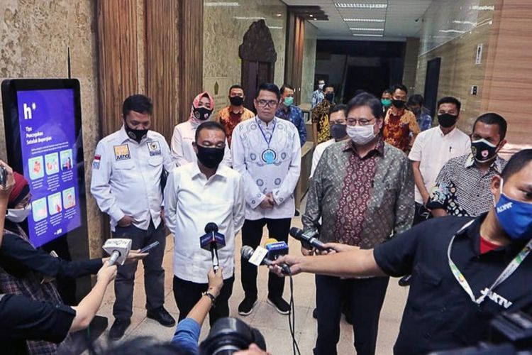 Koordinator Satgas Lawan Covid-19 DPR RI Sufmi Dasco Ahmad menjelaskan pertemuan dengan Menko Perekonomian Airlangga Hartarto saat melakukan kunjungan ke kantor Kementerian Koordinator Bidang Perekonomian, Jakarta, Kamis (28/5/2020)