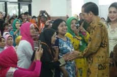 Hari Ibu, Jokowi Bagi-bagi Amplop Berisi Uang ke Warga Ciracas