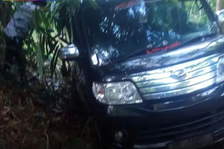 Tangkapan layar foto mobil wisatawan nyasar di Desa Papringan, Kecamatan Banyumas, Kabupaten Banyumas, Jawa Tengah.
