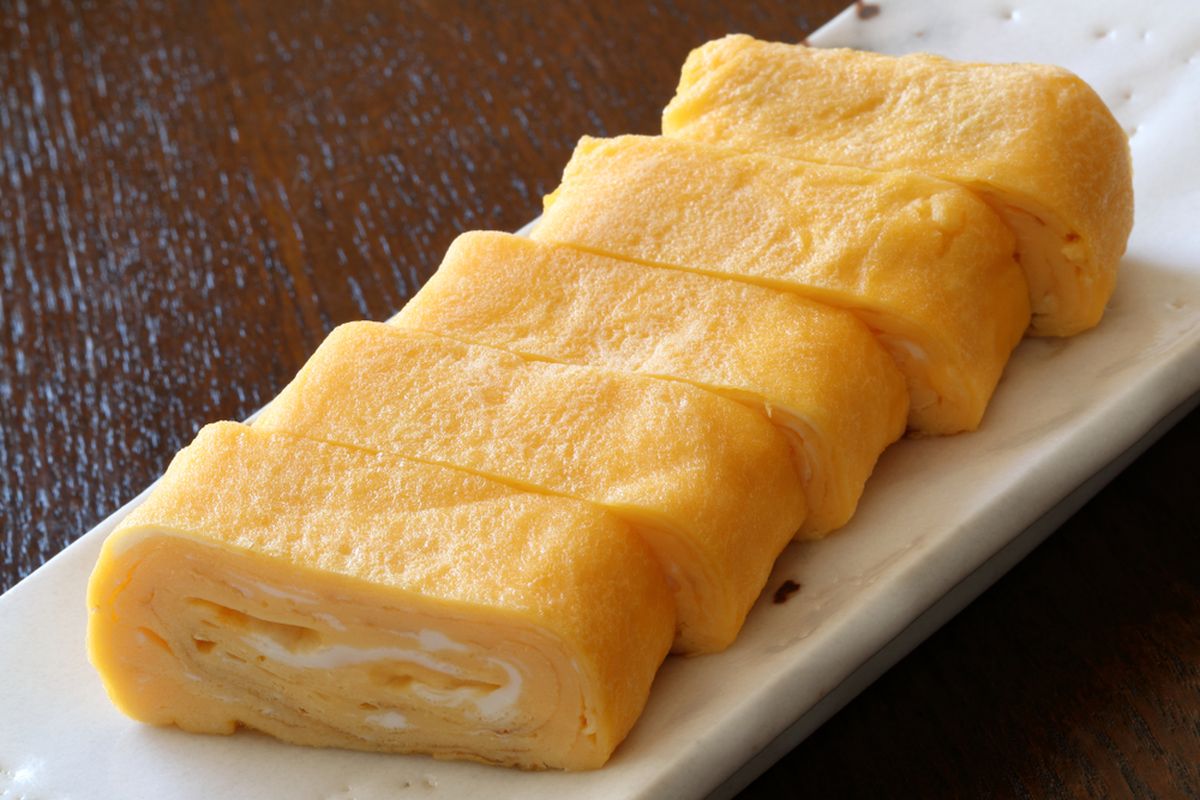 Ilustrasi tamagoyaki atau telur dadar gulung jepang. 