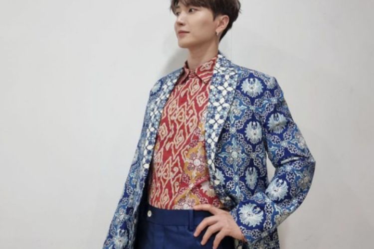 Personel boyband asal Korea Selatan Super Junior, Leeteuk saat berpose mengenakan batik Jawa Barat yang didesain Ridwan Kamil.