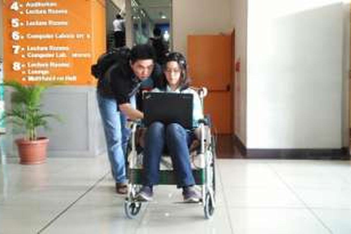 Ivan Halim Parmonangan (kiri) dan Jennifer Santoso bersama Bina Nusantara Wheelchair yang dikembangkan.