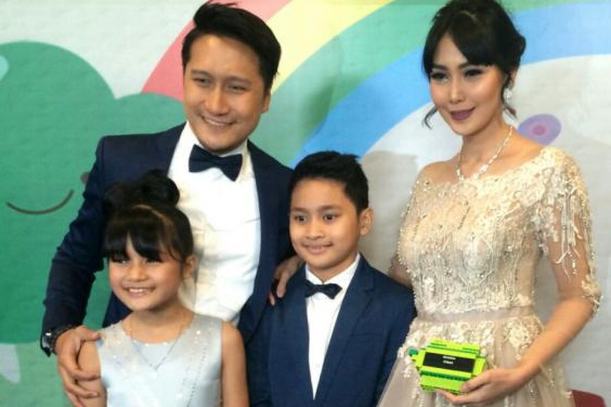 Arie Untung dan Fenita bersama dua anak mereka menghadiri ajang Mom & Kids Awards 2016 di studio MNC TV, Jakarta, Senin (19/12/2016).