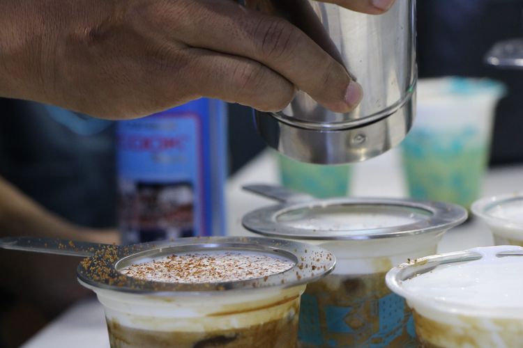 Proses pembuatan cream brulle yang menjadi bagian dari Pablo Eskoba, varian minuman kopi di KOKALI