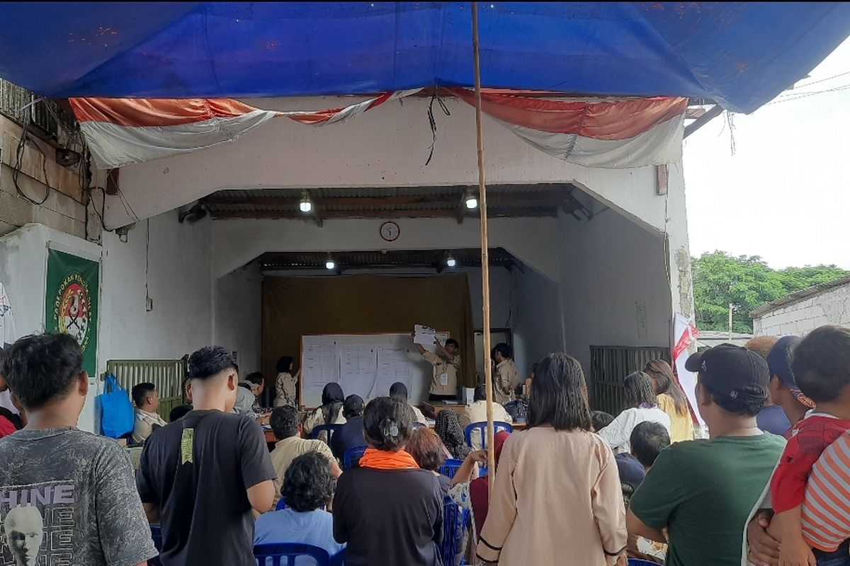 Pasangan nomor urut 02 Prabowo-Gibran menang telak di tempat pemungutan suara (TPS) 100 RT 001 RW 011, Semper Timur Cilincing, Jakarta Utara, Rabu (14/2/2024).