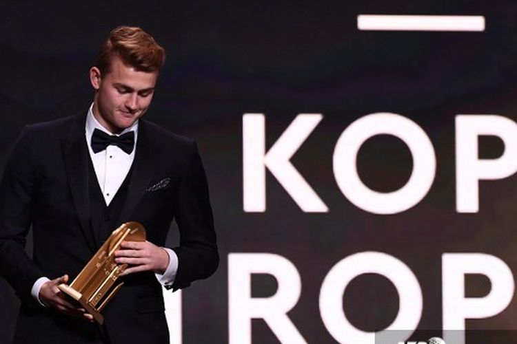 Pemain Juventus, Matthijs de Ligt, meraih Kopa Trophy untuk pemain muda terbaik dunia dalam penganugerahan Ballon dÓr 2019, 3 Desember 2019.