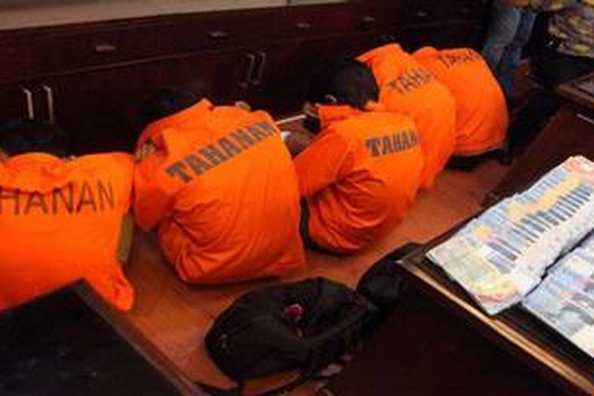 Lima pelaku perampokan empat toko emas di Pasar Ciputat, Tangerang Selatan diperlihatkan kepada wartawan saat pers rilis pengungkapan kasus tersebut di Polda Metro Jaya, Jakarta Selatan, Jumat (2/3/2012). Polisi juga menyita uang tunai hasil penjualan emas sebesar Rp 342,4 juta. 