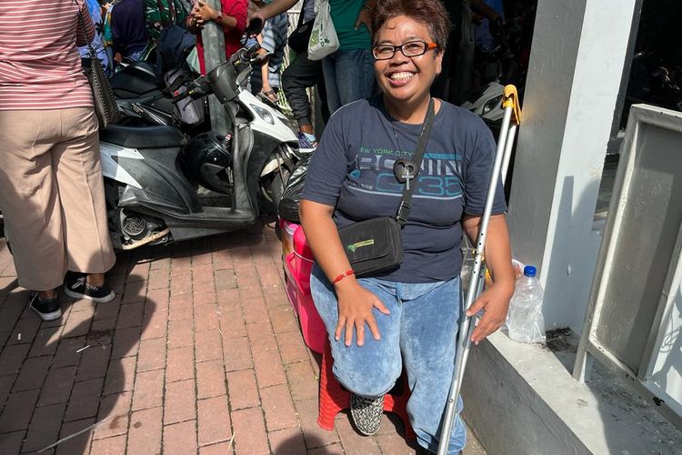 Sujiati, salah satu warga Solo yang hadir dalam kirab penganten Kaesang-Erina di Jalan Slamet Riyadi, Kota Solo, Minggu (11/12/2022).