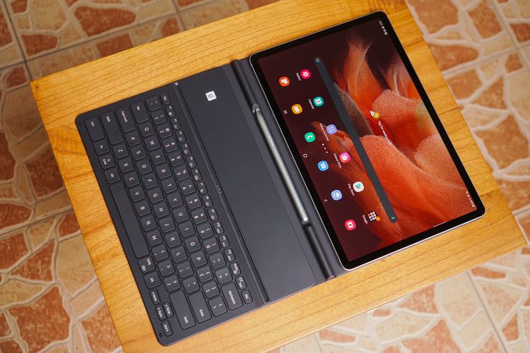 Aksesori Book Cover Keyboard Slim menyediakan tempat bermagnet untuk penyimpanan stylus S Pen di bagian engsel di tengah
