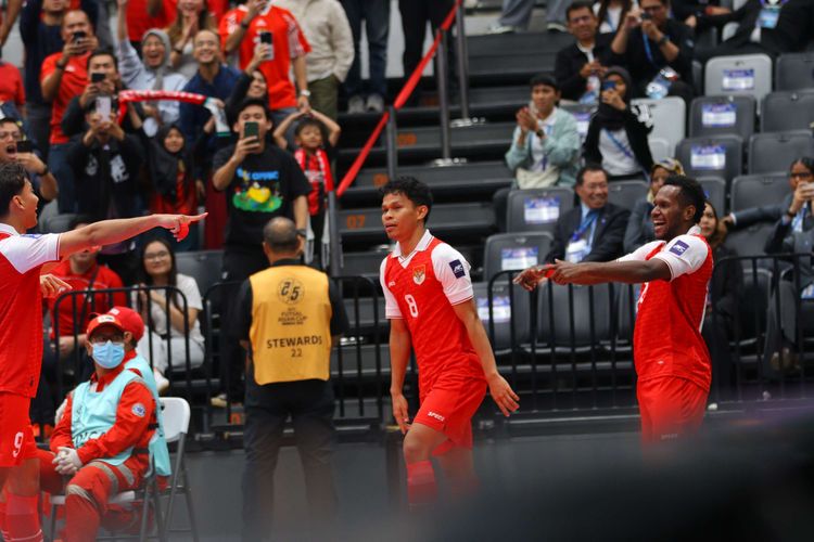 Selebrasi penyerang timnas futsal Indonesia, Ardiansyah Nur saat berhasil mencetak gol ke gawang Jepang dalam AFC Futsal ASIAN CUP 2026  di Indonesia Arena, Jakarta Pusat, Kamis (6/2/2026).