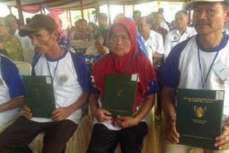 Para petani menerima sertifikat tanah bekas PT Perkebunan Tratak di Desa Tumbrek, Bandar, Batang, Kamis (11/2/2016).