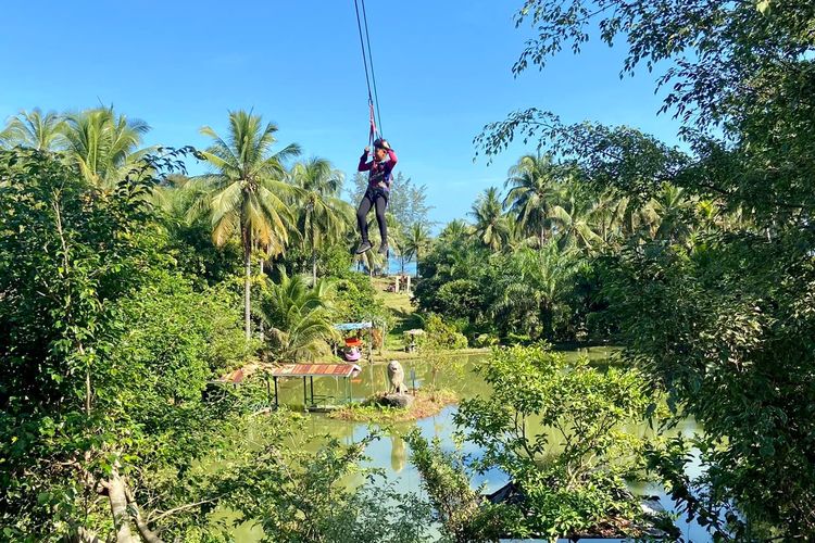 Kegiatan seru bermain flying fox di Taman Wisata Wahana Surya, Bengkulu