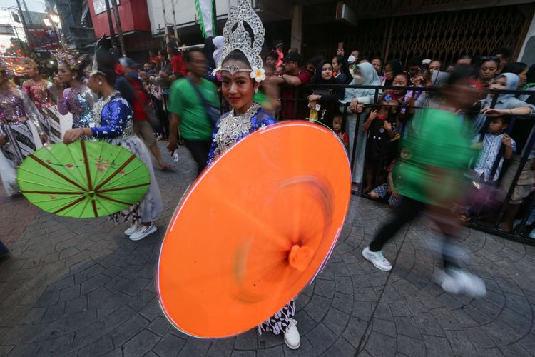 Pawai seni budaya pada perayaan puncak Cap Go Meh Bogor Street Festival (CGM-BSF) 2023 di Jalan Suryakencana, Bogor Tengah, Kota Bogor, Minggu (5/2/2023). Atraksi seni budaya seperti Ogoh-ogoh dari Bali, Kendang Beleq dari Lombok, dan Bouraq dari Cirebon, Ondel-ondel Betawi, Reog Ponorogo, serta belasan pertunjukan dari sanggar kesenian dari Jawa Barat dan sekitarnya memeriahkan acara ini.