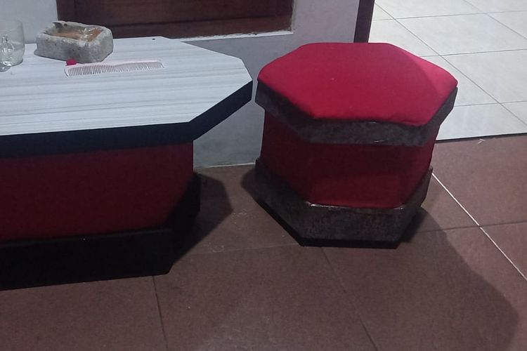 Olahan sampah menjadi sofa mewah oleh relawan erupsi Semeru.