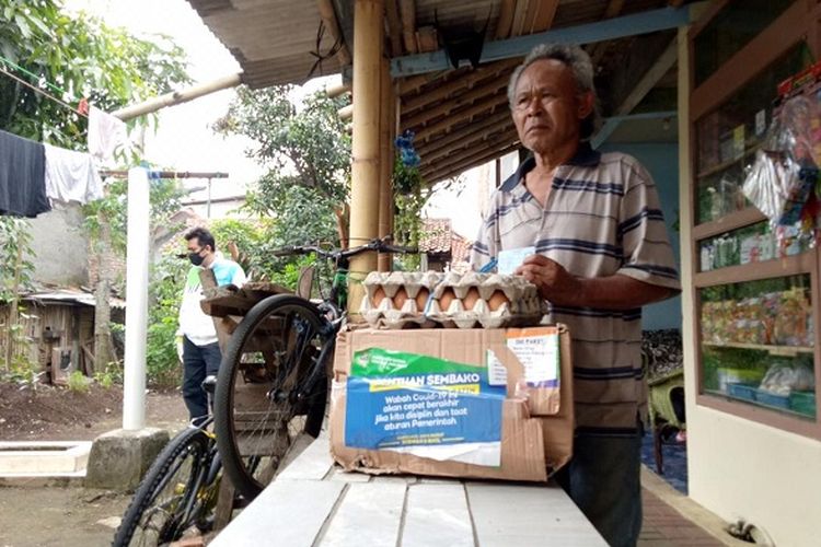 Salah seorang warga penerima bantuan sosial dari Pemprov Jabar. 