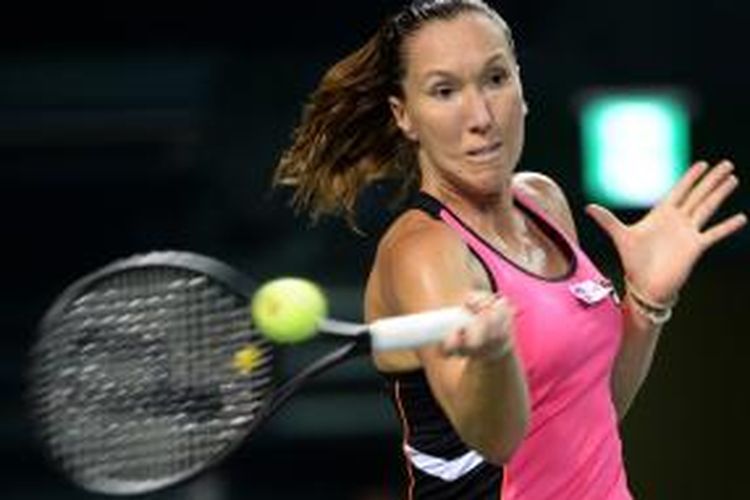 Petenis Serbia, Jelena Jankovic, mengembalikan bola ke arah Ayumi Morita dari Jepang, pada babak kedua Pan Pacific Open, di Tokyo, Selasa (24/9/2013). Jankovic menang 6-4, 6-1. 