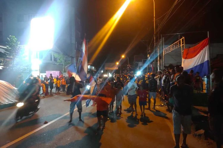 Ribuan pendukung timnas Belanda di kota Ambon merayakan kemenangan sambil turun ke jalan, Minggu dinihari (4/12/2022)