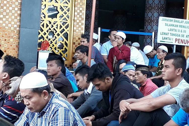 Tampak kiper timnas U-22 Indonesia, Ravi Murdianto (kanan berkaus abu), sedang mendengarkan khotbah saat melaksanakan ibadah shalat Jumat di Masjid Raya Baiturrahman, Bali, Jumat (26/5/2017).