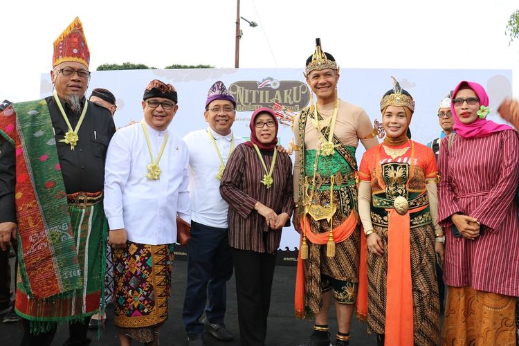 Gubernur Jawa Tengah sekaligus Ketua Umum PP Kagama Ganjar Pranowo mengenakan kostum wayang (Dokumentasi Humas UGM)