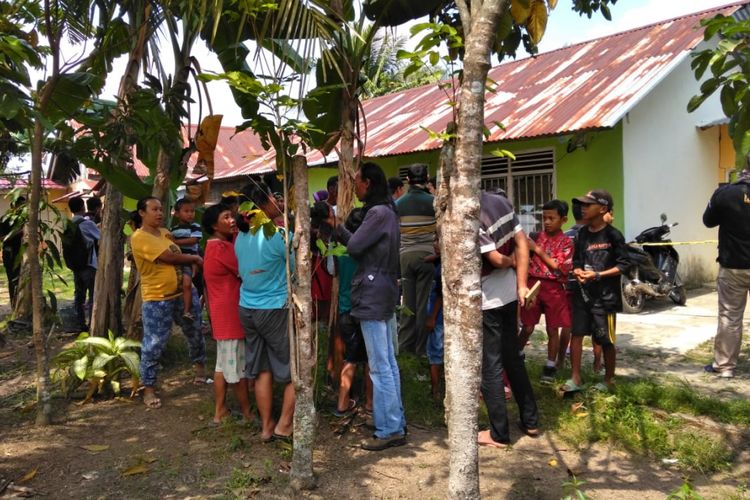 Kediaman SP yang berada di Jalan Petaling, Kelurahan Mariana, Kecamatan Bayuasin 1, Kabupaten Banyuasin,Sumatera Selatan, ramai didatangi warga usai dirinya ditangkap tim Densus 88 antiteror, Kamis (19/7/2018)