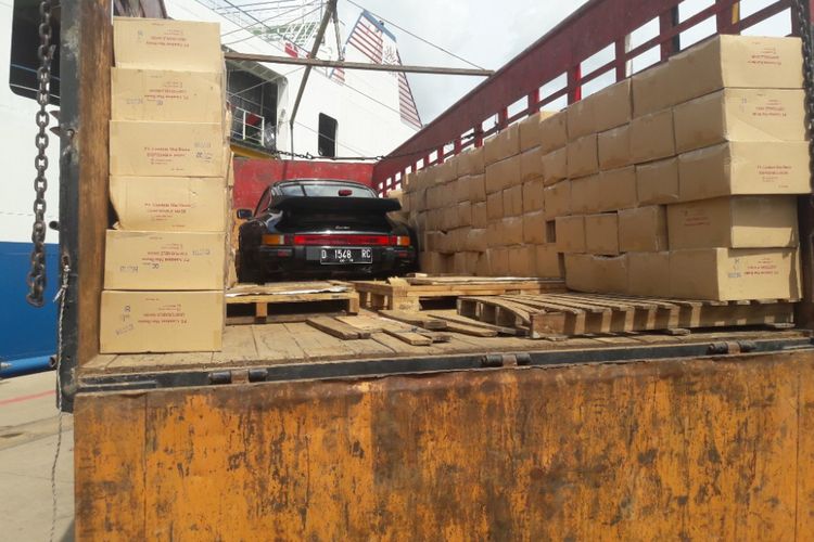 Mobil mewah bermerk Porsche disembunyikan di tengah tumpukan kardus di KM Fajar Bahari V.