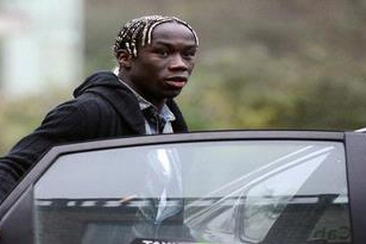 Bek Perancis, Bacary Sagna, tiba di pusat pelatihan timnas negaranya di Clairefontaine-en-Yvelines, luar Paris, Senin (4/2/2013). 