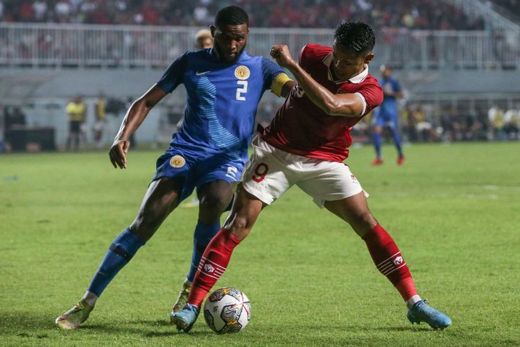 Pemain timnas Indonesia Dimas Drajad (kanan) berebut bola dengan pemain Curacao Rhu-Endly Martina pada laga kedua FIFA Matchday di Stadion Pakansari, Kabupaten Bogor, Selasa (27/9/2022). Timnas Indonesia menang dengan skor 2-1.